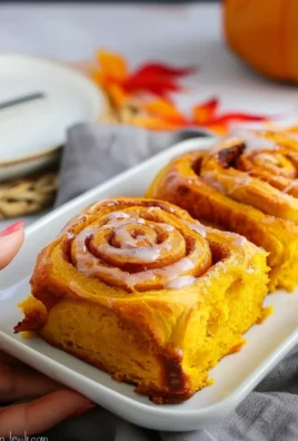 The Best Soft & Juicy Pumpkin Cinnamon Rolls (Saftige Kuerbis Zimtschnecken)